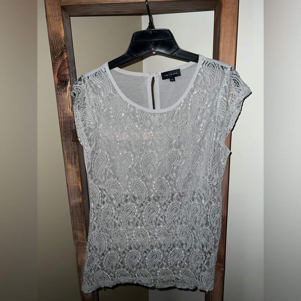 4 for $15 🛍️ Gray sheer The Limited shirt!
